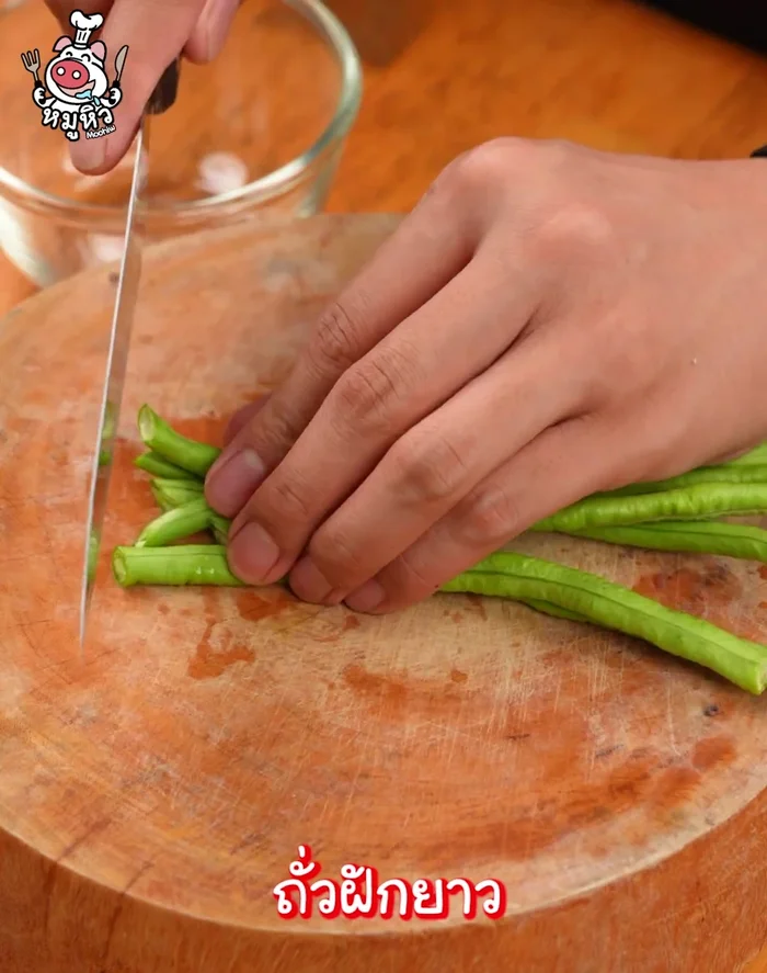 Prepare the yardlong beans: Wash and cut into small pieces. Set aside.
