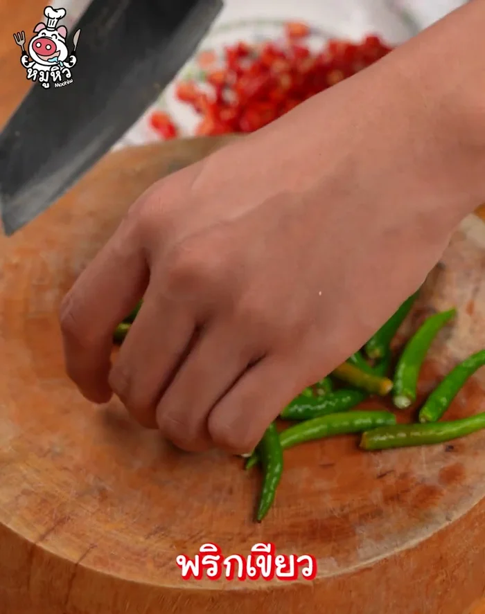 Prepare the green chili: Wash and cut into pieces. Set aside.