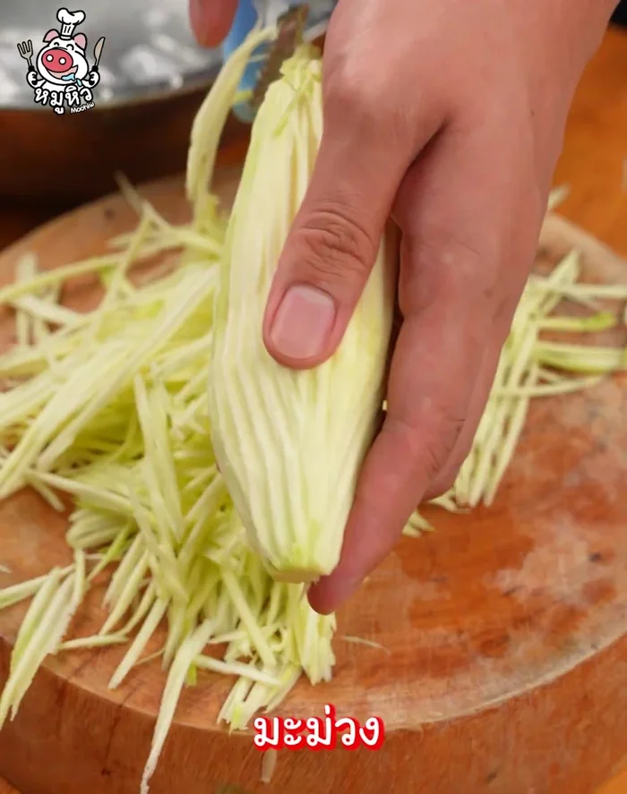 Prepare the mango: Grate into strips, soak in cold water to keep crispy.
