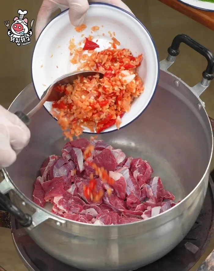 In a pot over low heat, boil the beef shank. Add the pounded curry paste, fresh cow's blood, powdered cow's milk, and fish sauce. Stir-fry until blended.