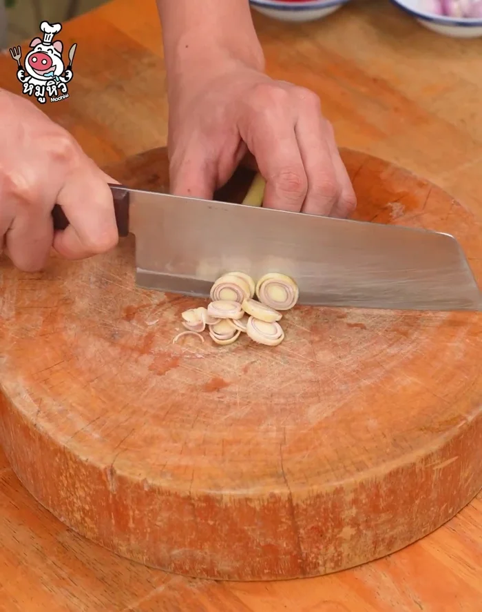 Cut lemongrass into thin slices.