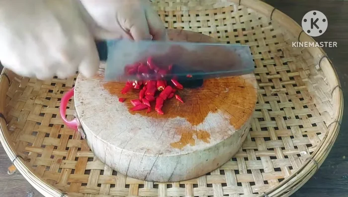 Prepare the curry paste: chop sun-dried chili peppers, lemongrass, and shallots into small pieces.
