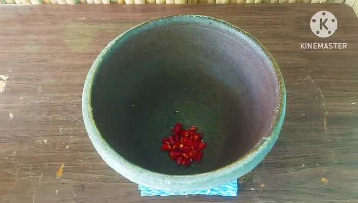 Pound the ingredients into a smooth paste. Adjust the spiciness to your liking.