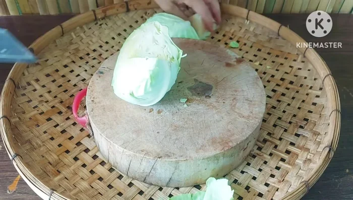 Shred the cabbage into small pieces.