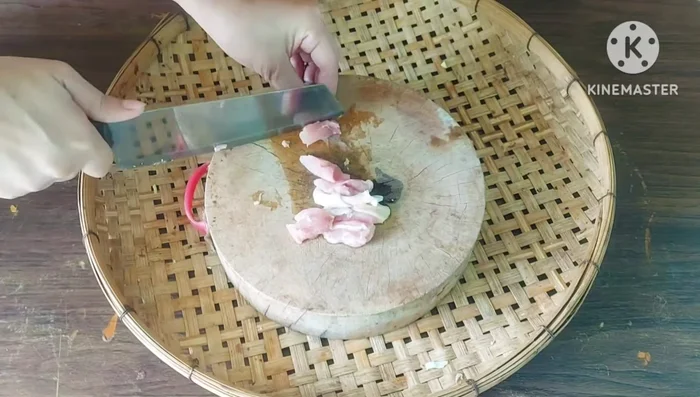 Cut the chicken into small pieces.
