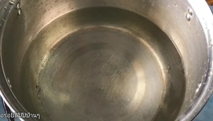 Bring a pot of water to a boil. Add 1 cube of seasoning powder and cook over medium-high heat.