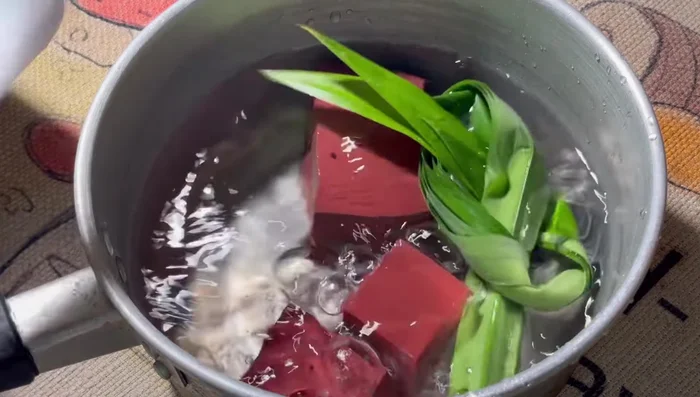 Boil the pork blood with pandan leaves in a pot. Once the water boils, turn off the heat immediately.