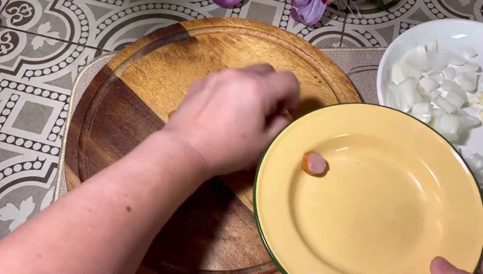 Cut the onion into cubes.