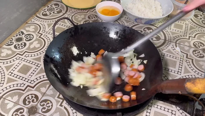 Add the sausage and stir-fry until fragrant.