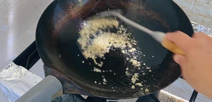 Prepare the sauce: Heat vegetable oil in a pan, add chopped garlic and stir-fry until lightly yellow. Add water (50-100ml), sugar, soy sauce, and oyster sauce. Stir-fry.