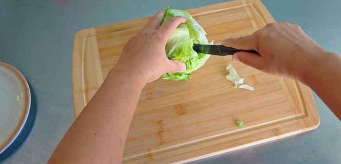 Clean and prepare the lettuce. Cut it in half lengthwise and boil it for 1-5 seconds in water with a little vegetable oil to keep it crispy. Remove and set aside.