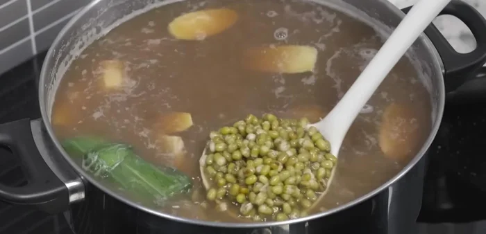Remove pandan leaves before serving.