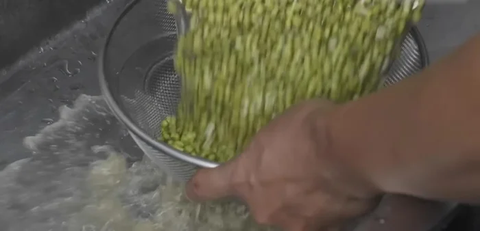 Wash the soaked mung beans 1-2 times.