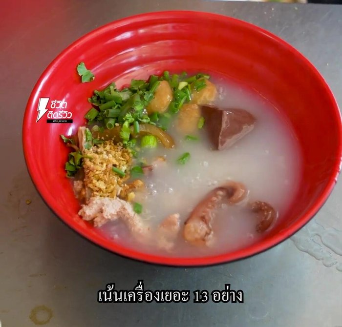 Add crispy squid and other 13 ingredients to the broth (offal, crispy pork, pork slices, tofu skin, eggs etc.) according to customer preference.