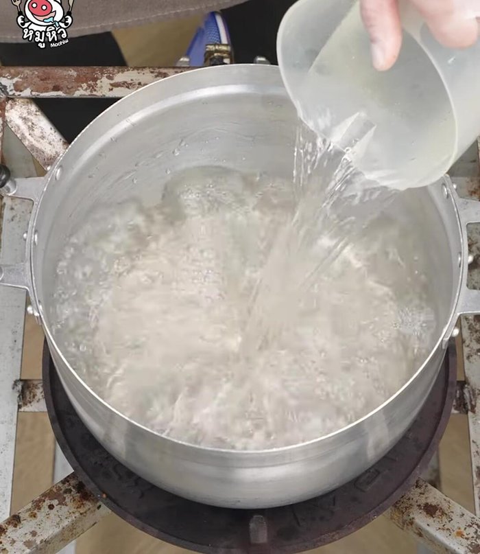 Start the curry: Bring water to a boil in a pot. Add chili, sour curry paste, shrimp paste powder, MSG powder, sugar, tamarind juice, and fish sauce. Mix well.