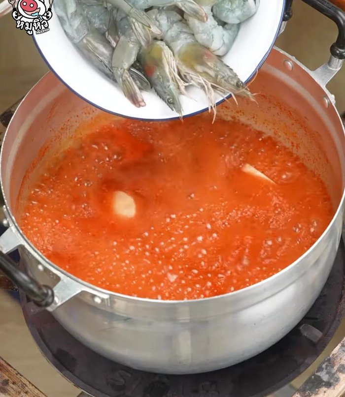 Add Cha-om omelet and green beans: Add the cooked Cha-om omelet and green beans to the pot.