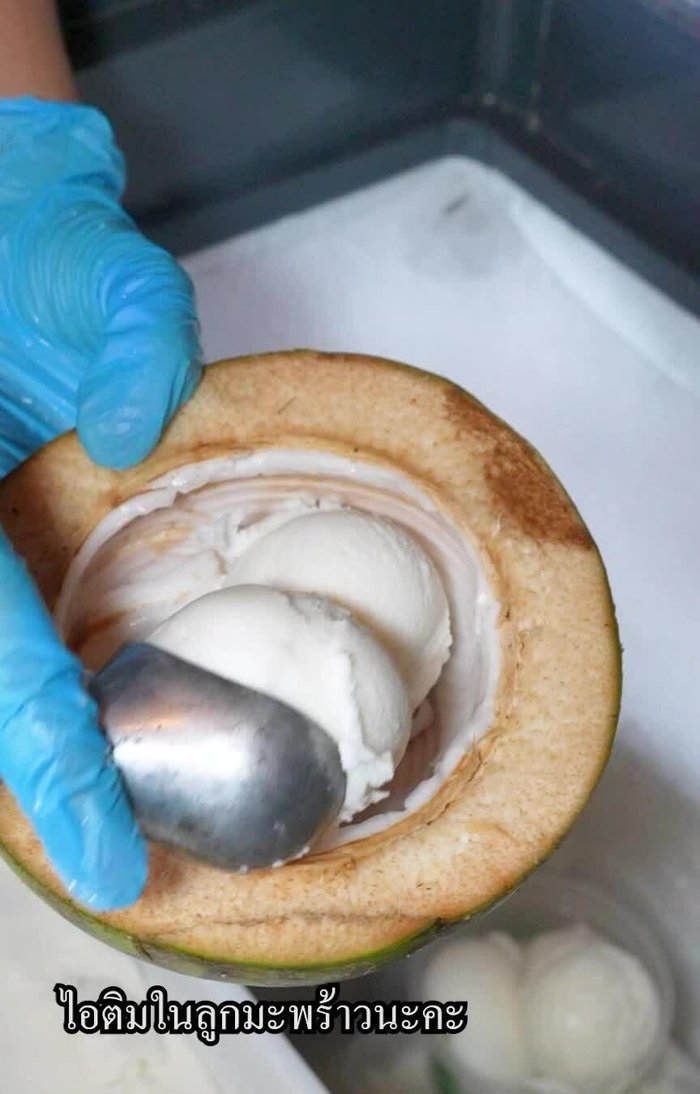 Prepare young coconuts. Extract coconut water and pulp.