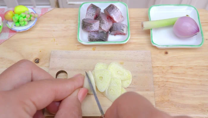 Prepare garlic, onion, tamarind, and chili garlic sauce for the sauce.