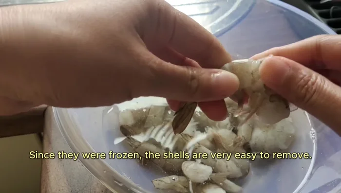 Rinse shrimp thoroughly until clean. Use corn starch to help clean seafood, removing impurities and whitening the shrimp.