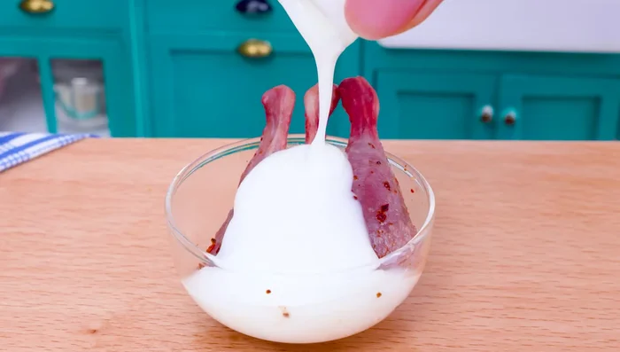 Apply yogurt evenly on the chicken thighs.