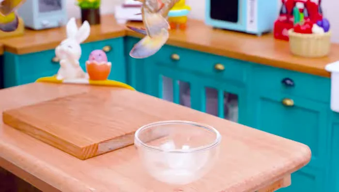 Separate the crab shell, break the crab in half, and cover the crab surface evenly with flour.