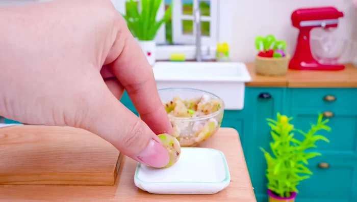 Form the mixture into round balls and fry.