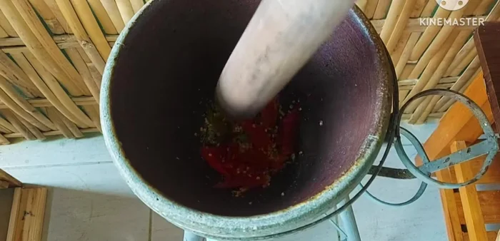 Pound the yardlong beans in a mortar and pestle. If selling, just roughly crush them; if for personal consumption, pound them to your preferred consistency.