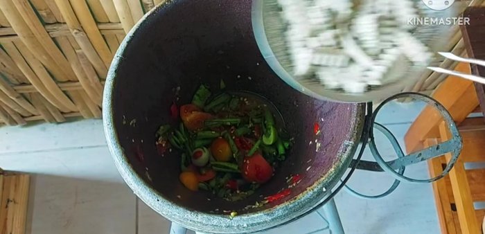 Add the pork sausage to the salad, and mix everything together.