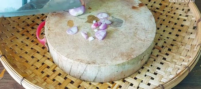 Prepare the shallots by finely slicing about 6 shallots (adjust to your preference).