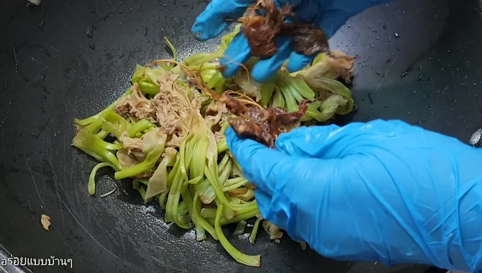 Add 1 ball of tamarind and mix continuously until the paste melts and mixes with the canna flowers.