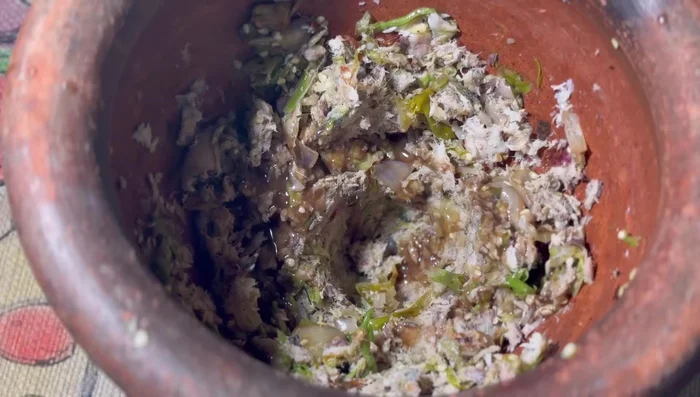Add the flaked mackerel to the mortar and pound together. Season with fish sauce and gradually add boiled water to achieve your desired consistency.