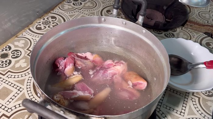 Add the boneless pork leg (800 grams) and water to a pot. Put it on the stove and boil over medium heat for 45 minutes, or until the pork leg is tender.
