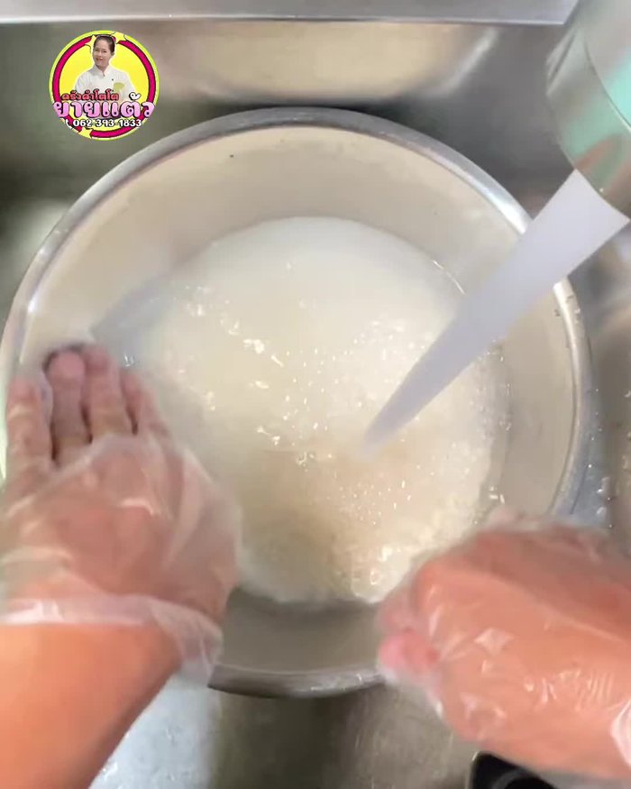 Rinse the glutinous rice 1-2 times and soak it in water for about 2 hours. Prepare the banana leaves by drying, grilling, or steaming them. Wipe them clean.
