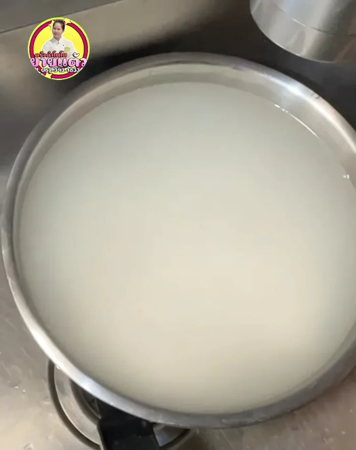 After 2 hours, drain the soaking water from the rice and rinse it again 1-2 times. Let it drain in a sieve for 5-10 minutes.
