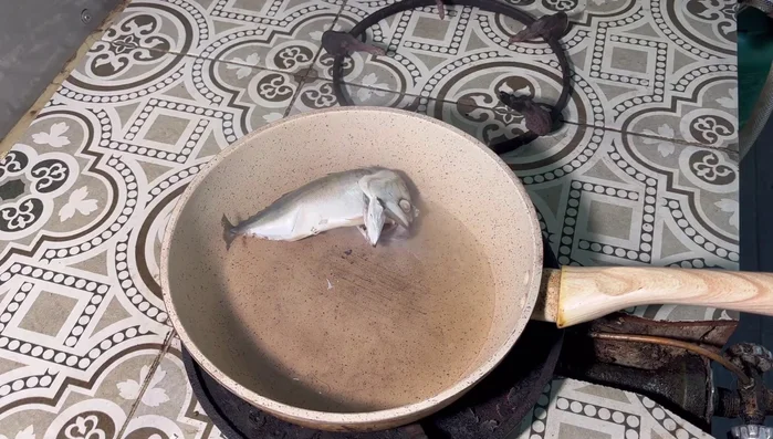 Fry the mackerels until the skin is tight. Don't overcook to avoid tough meat.