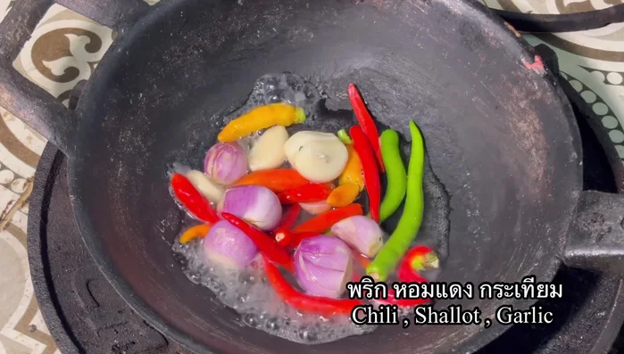 Grill the chili, onion, and garlic with a little water until fragrant.