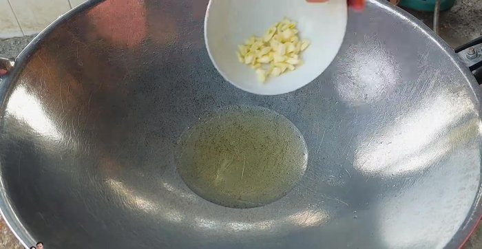 Heat vegetable oil in a wok or large frying pan. Add minced garlic and stir-fry until fragrant and yellow.