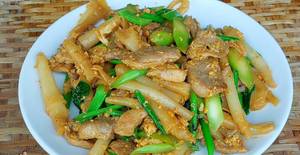 Stir-fried Rice Vermicelli Noodles with Pork and Kale: A Delicious Thai Recipe