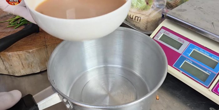 Prepare the dipping sauce: Combine 550 grams tamarind juice, 1.5 ladles of sand, 0.5 ladle palm sugar, 0.25 ladle salt, and water. Simmer until sticky.