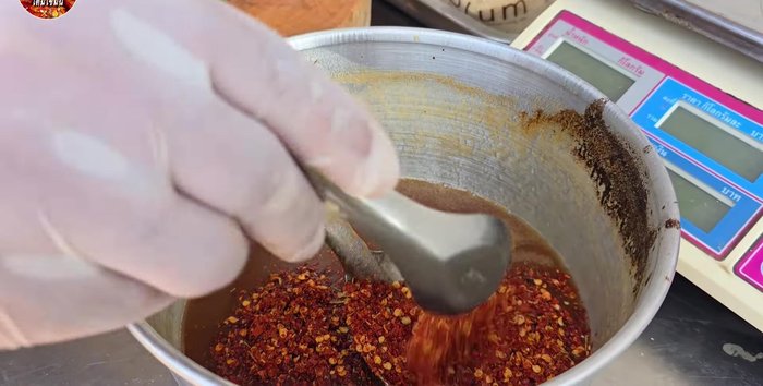 Once cooled, add 3.5 tablespoons chili powder, 2/3 spoon rice, and 0.5 lemon to the dipping sauce. Adjust seasoning to taste.
