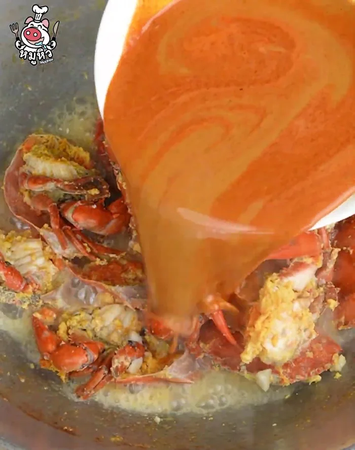 Add the prepared curry sauce and stir-fry continuously until thickened.