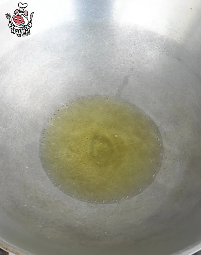 Add oil to a heated pan. Add garlic and stir-fry until fragrant.