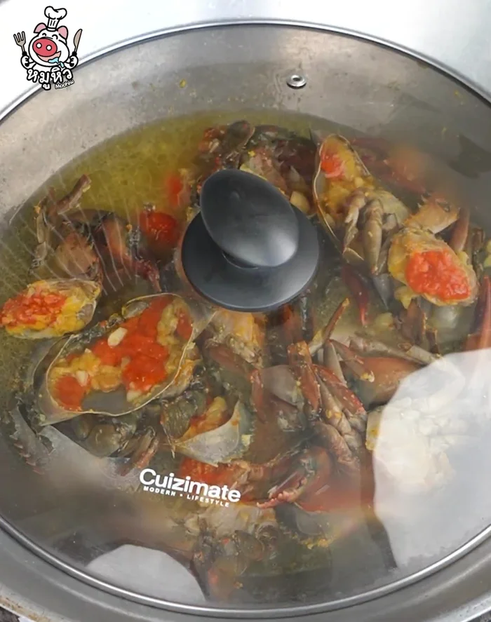 Close the lid and let the crabs cook until done. Open the lid and stir-fry a little more.