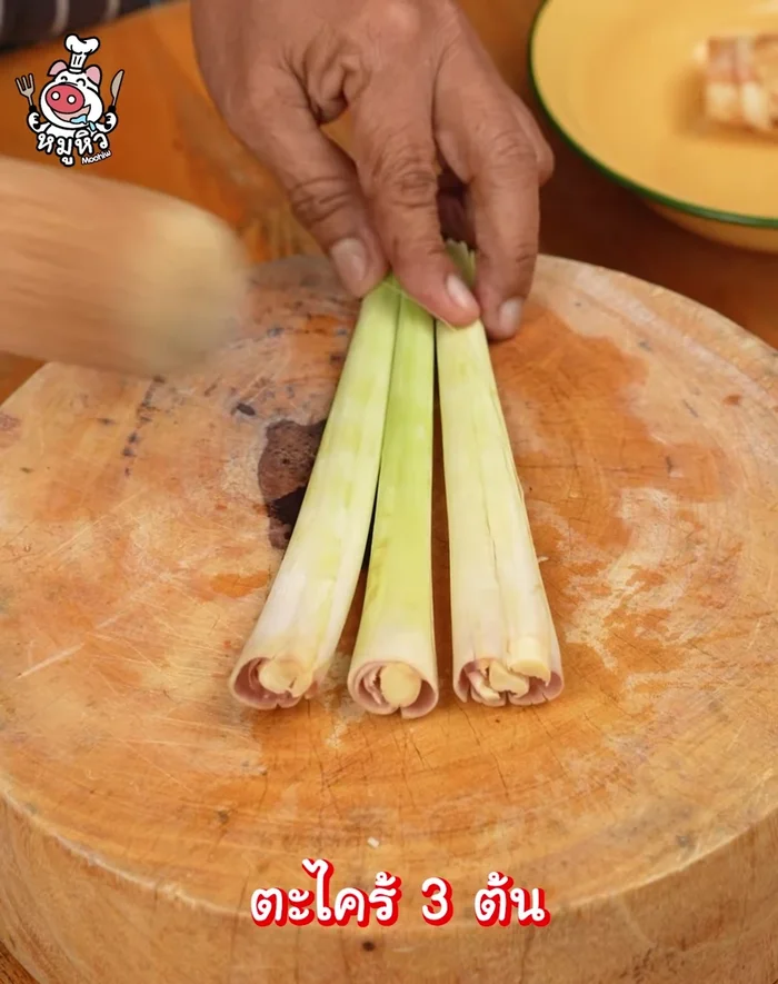 Crush and cut lemongrass.