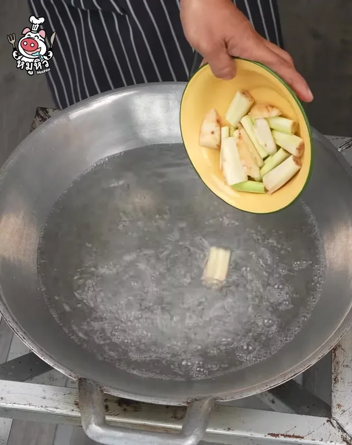 Boil water in a pot. Add lemongrass, 5 tablespoons fish sauce, 2 tablespoons fish sauce, and 1 teaspoon salt. Remove foam.