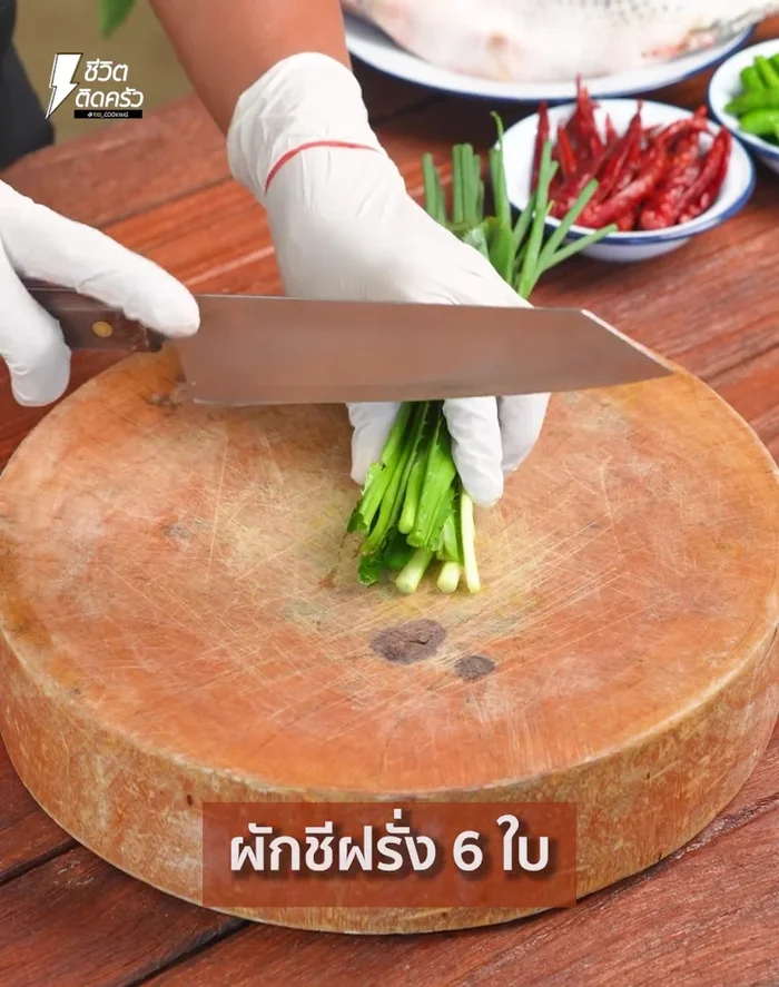 Chop parsley and spring onions into 1-finger length pieces. Remove the leaves from the parsley.