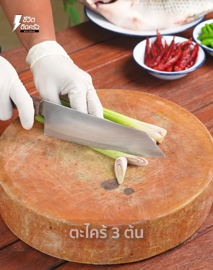 Cut lemongrass diagonally.