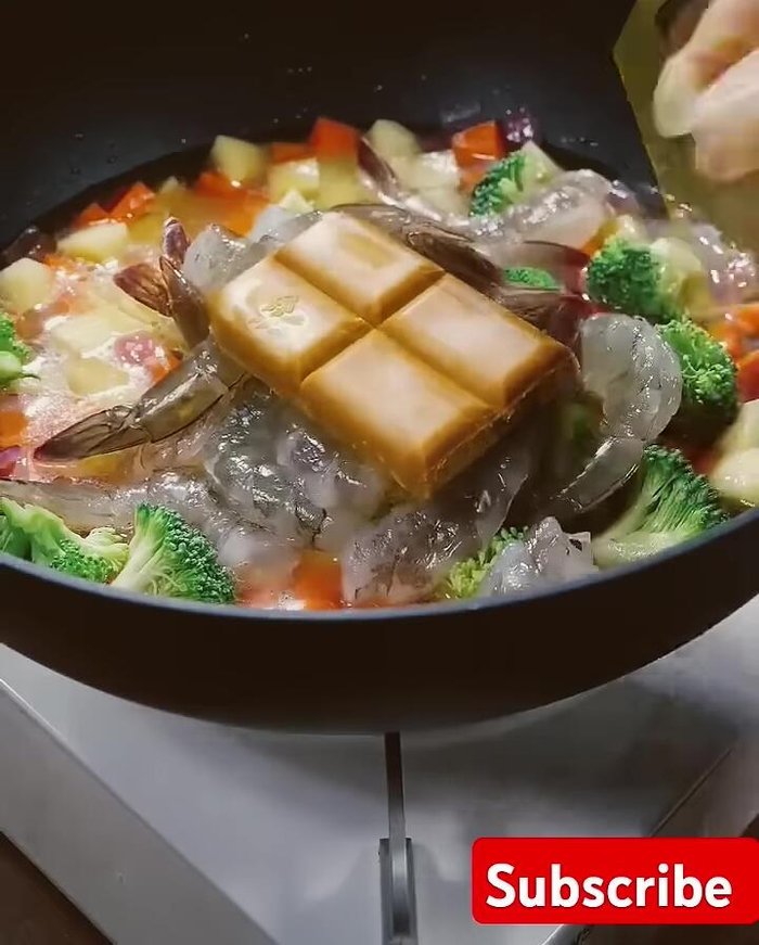 Add the Thai curry block. Close the lid and cook for 8 minutes.