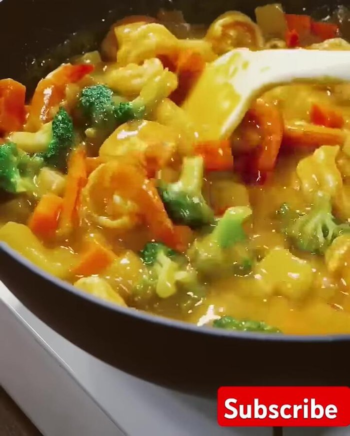 Fry the curry until it thickens.