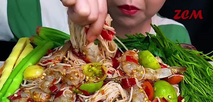 Combine the cooked noodles, shrimp, and vegetables in a large bowl.